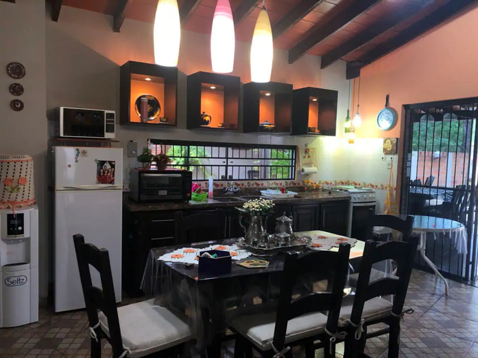 Cocina con mesa y muebles ya equipados