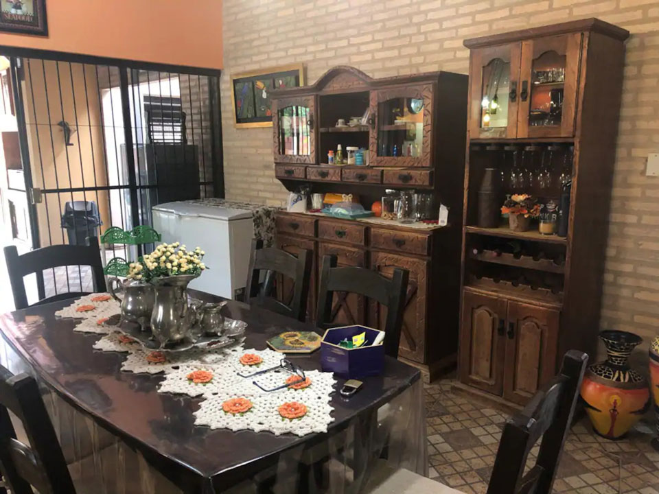 Cocina con mesa y muebles ya equipados