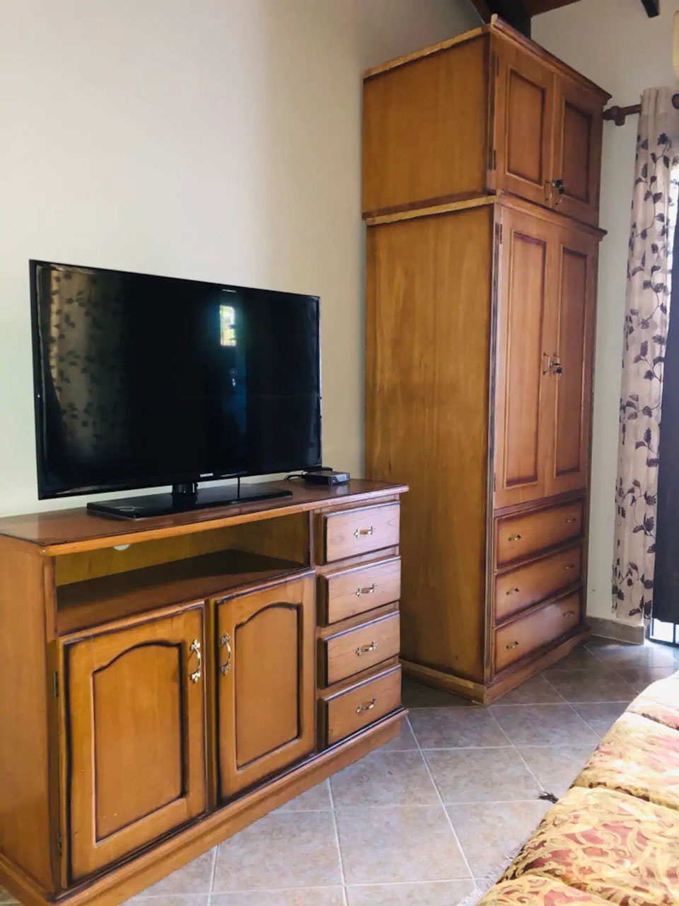 Muebles y una TV en la habitación