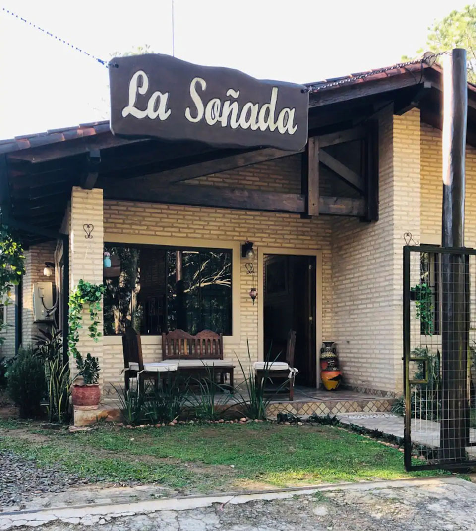 Entrada por el porton con vista hacia la entrada de la casa