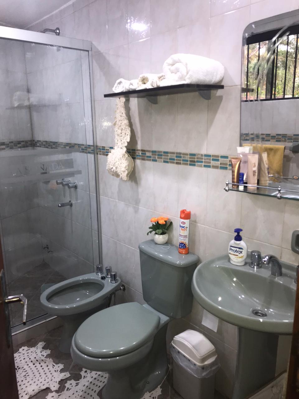 Baño con ducha, inodoro, water y lavamanos